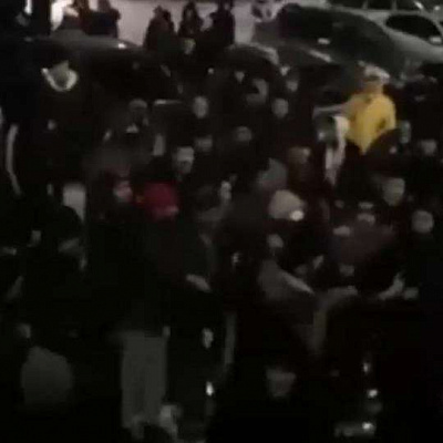 в екатеринбурге мигранты устроили массовую драку на пункте «озона» из-за спешки на автобус (видео)